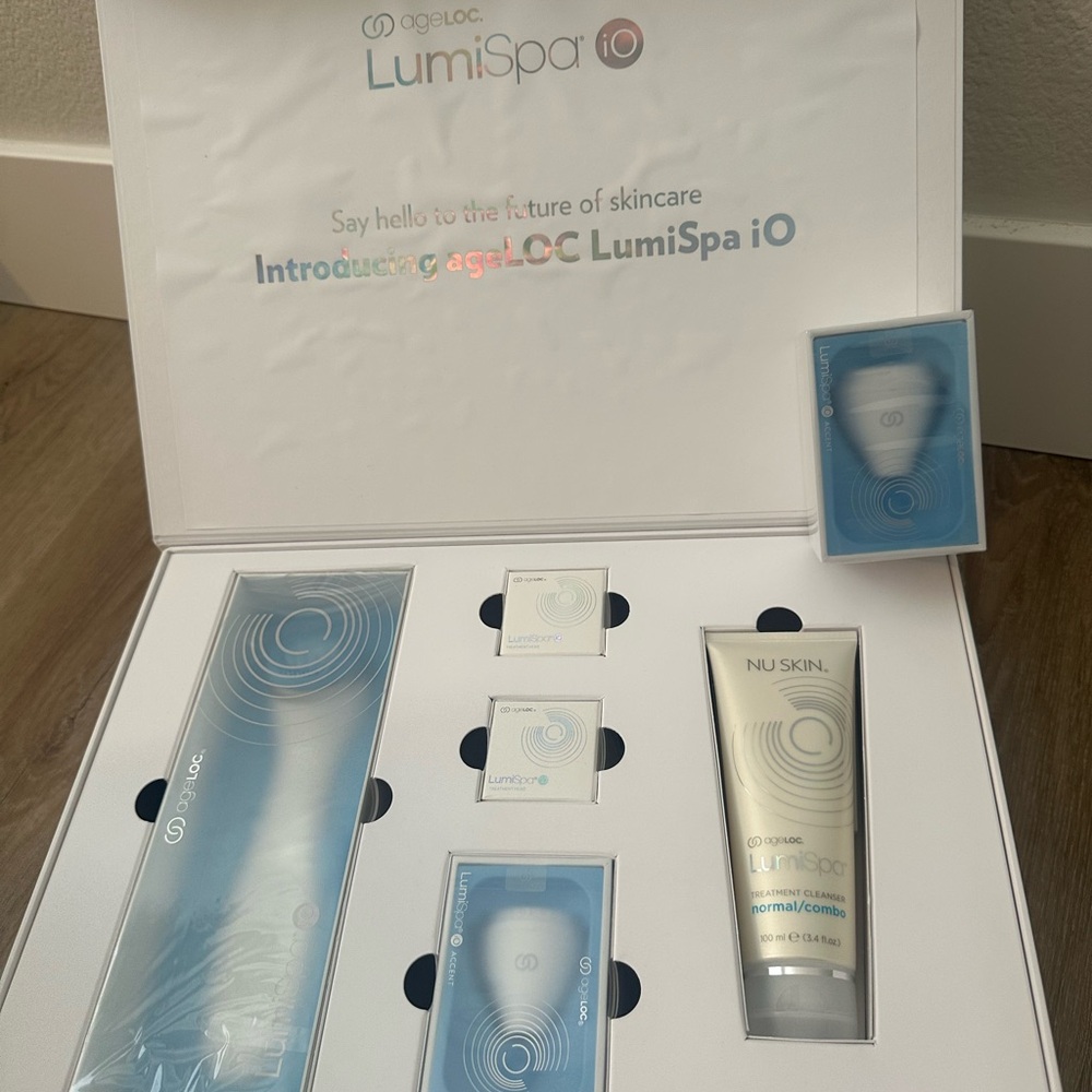 Skin ageLOC LumiSpa iO Skincare Set - White